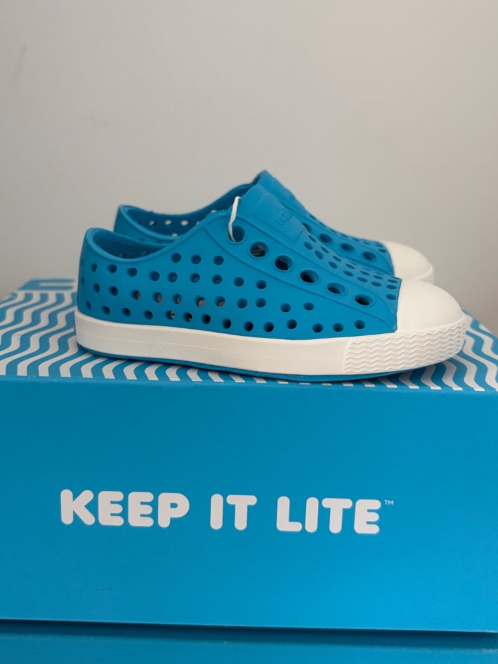 Native Kids Unisex Blue and White Jefferson Water Shoes